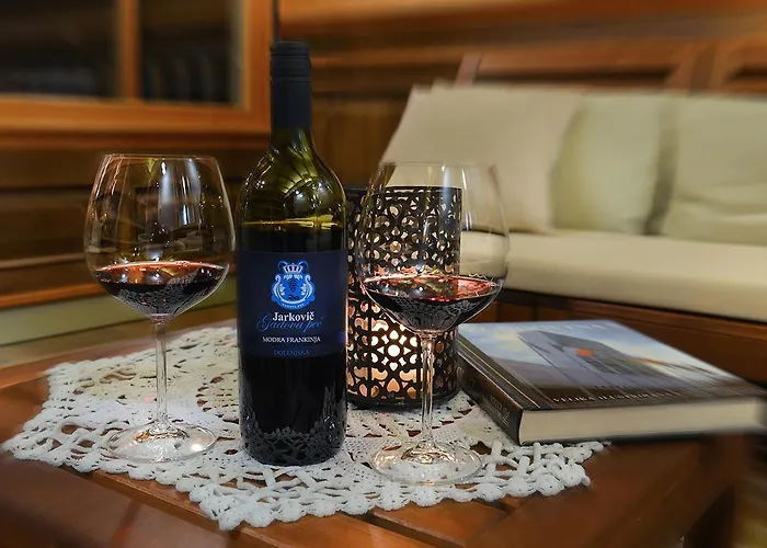 Les With Hot Tub & Sauna فيلة