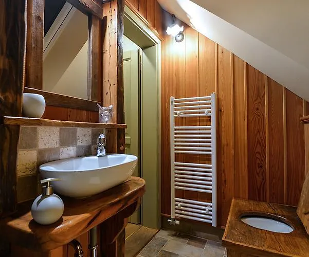 Les With Hot Tub & Sauna فيلة