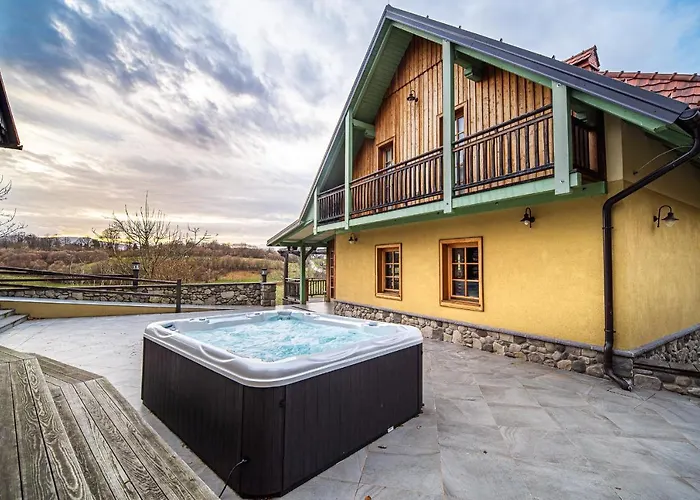 Les With Hot Tub & Sauna ヴィラ